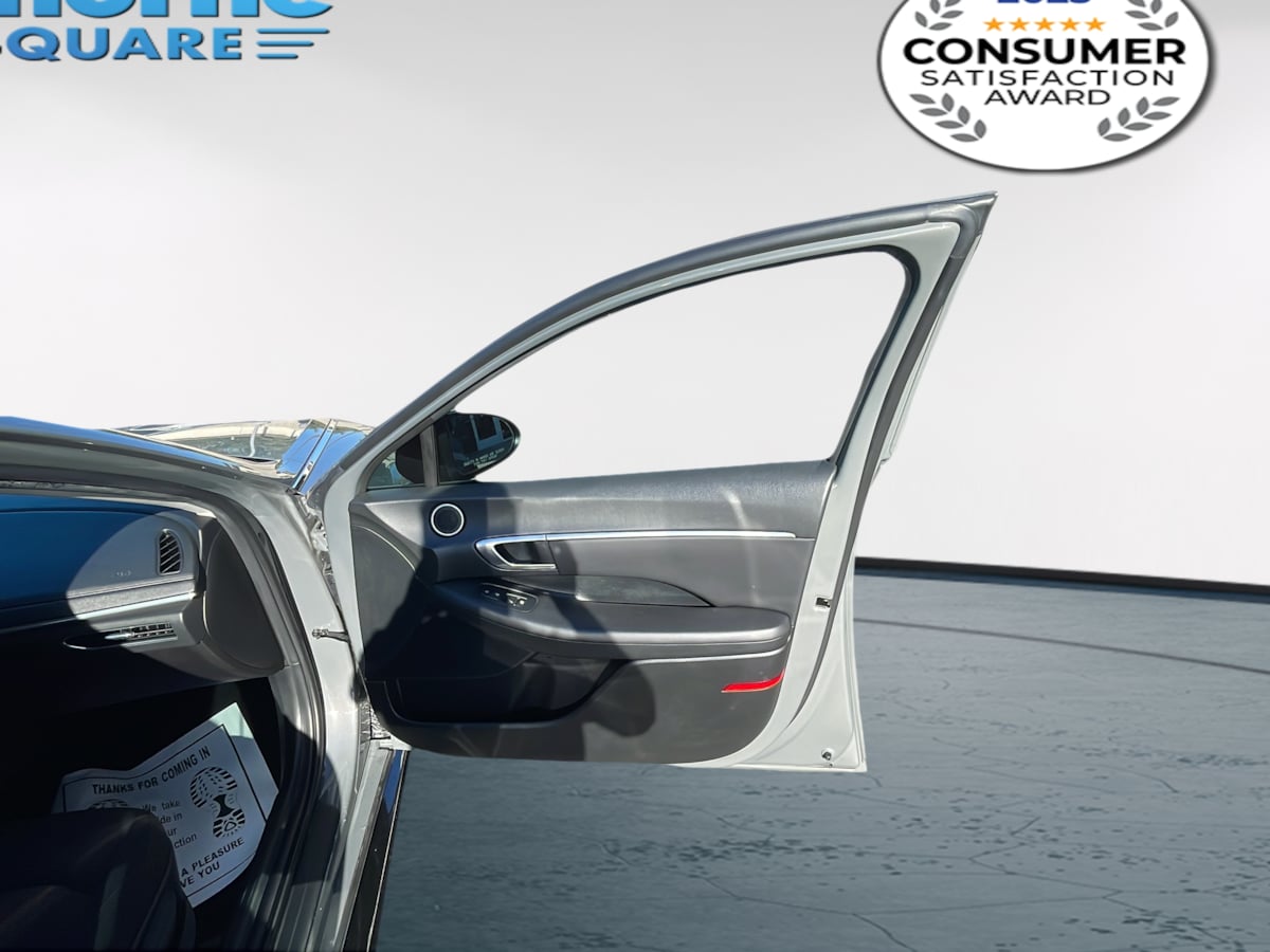 Photo 13 of this Hyundai Sonata
