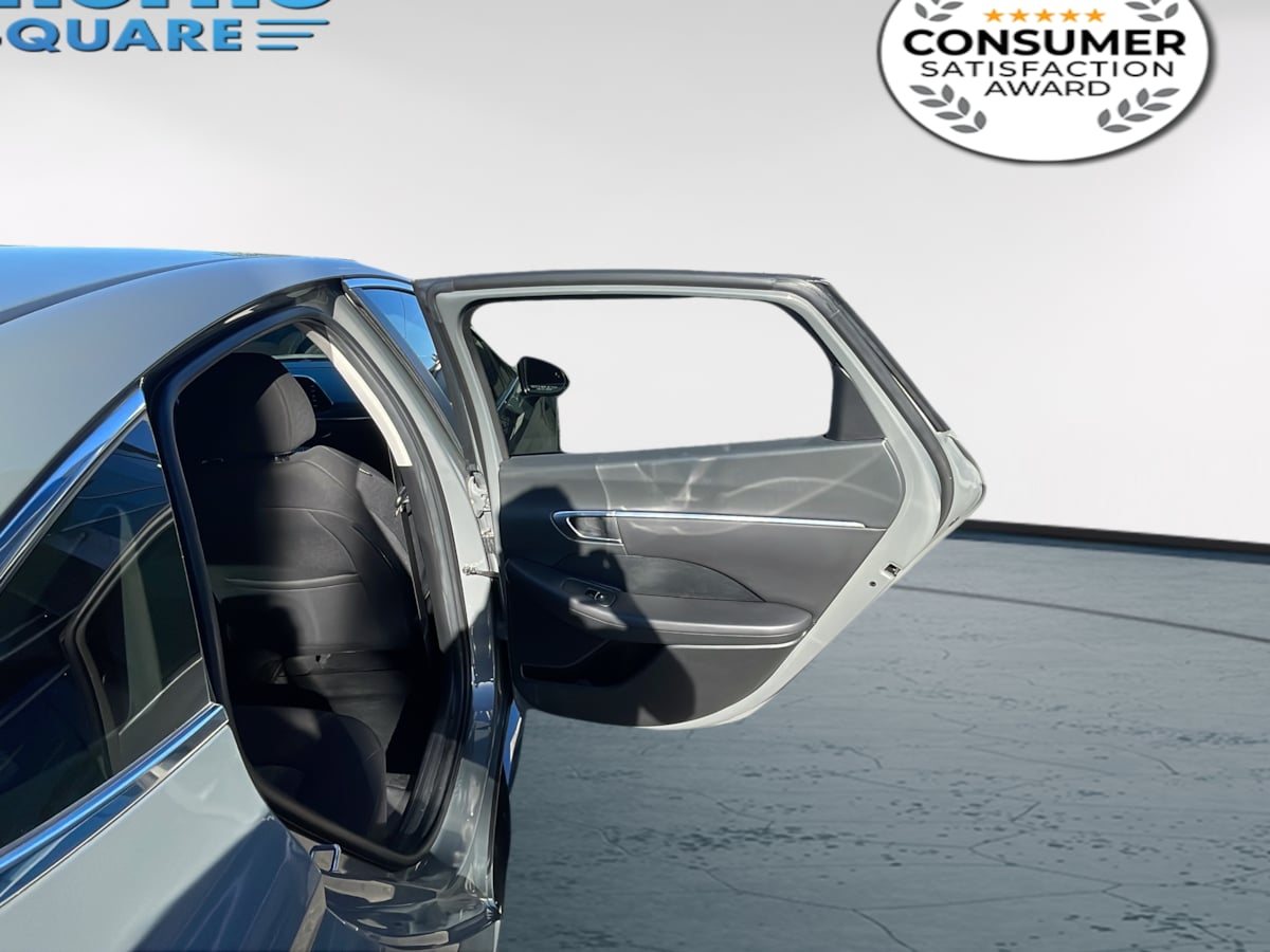 Photo 16 of this Hyundai Sonata