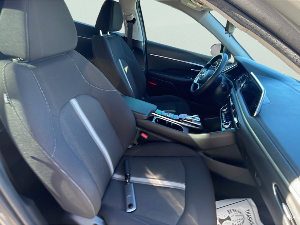 Photo 17 of this Hyundai Sonata
