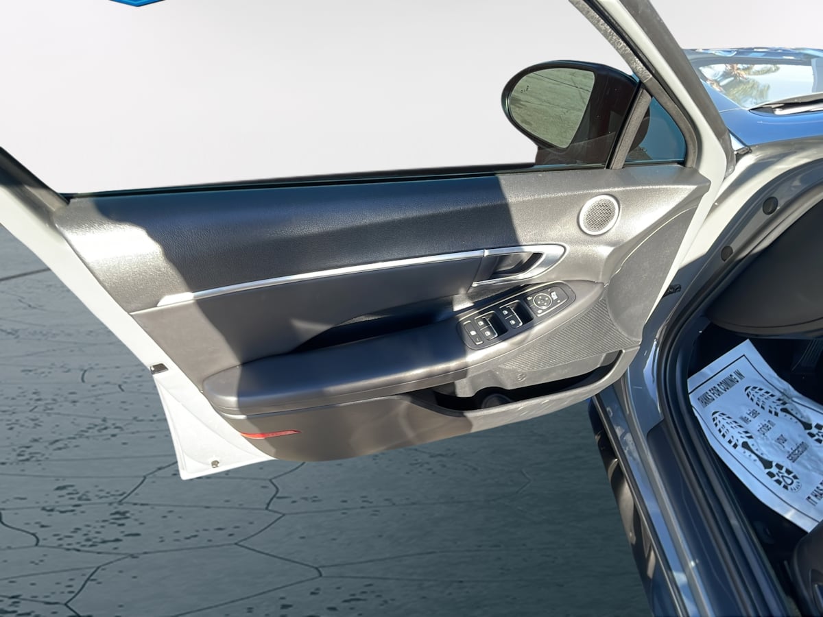 Photo 20 of this Hyundai Sonata