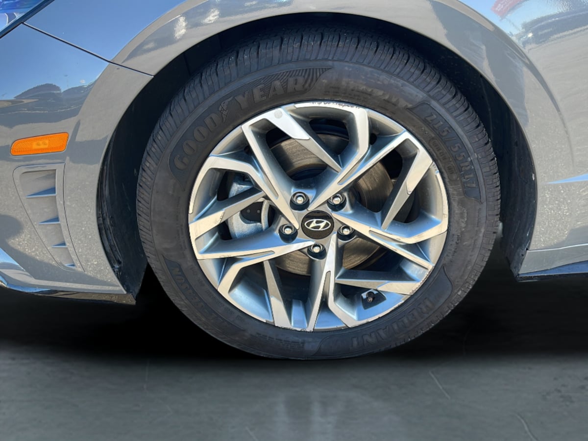 Photo 23 of this Hyundai Sonata