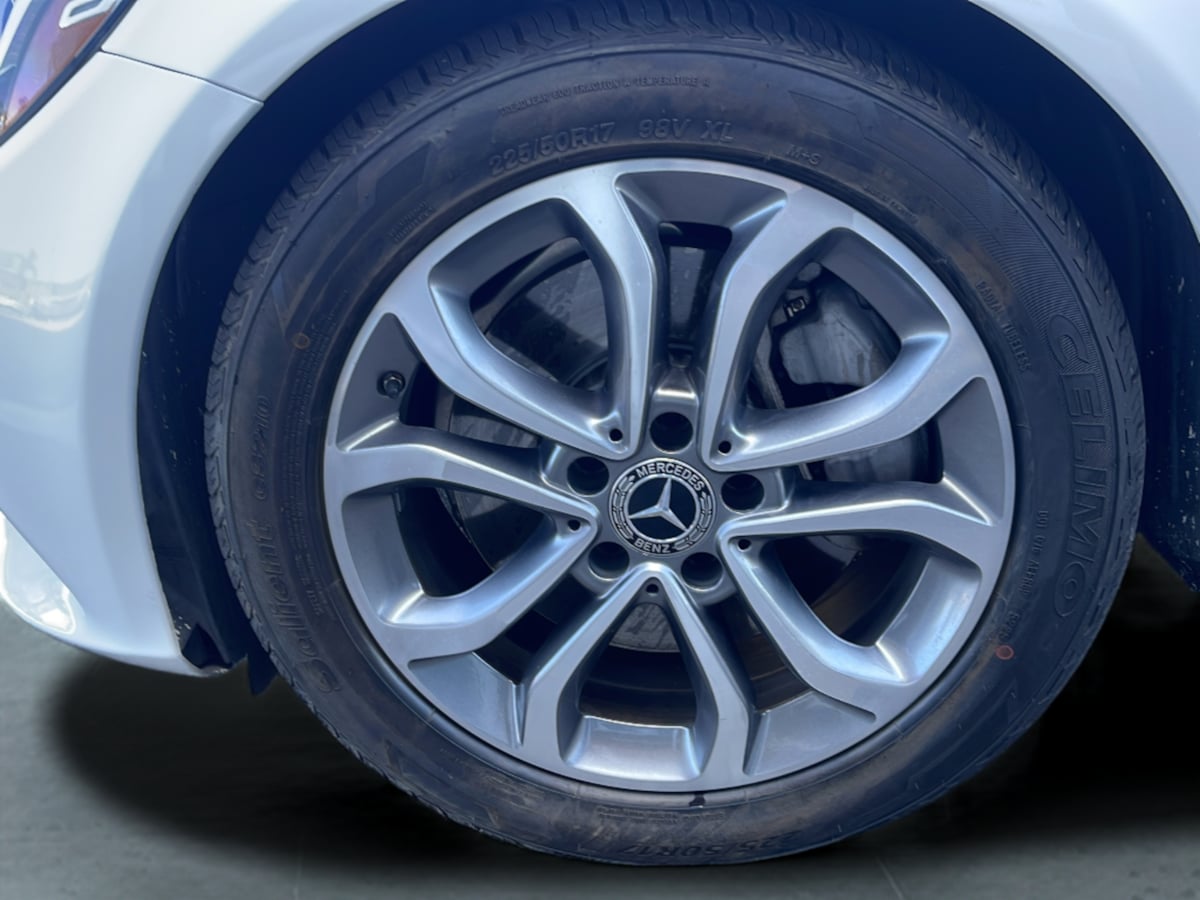 Photo 24 of this Mercedes-Benz C 300