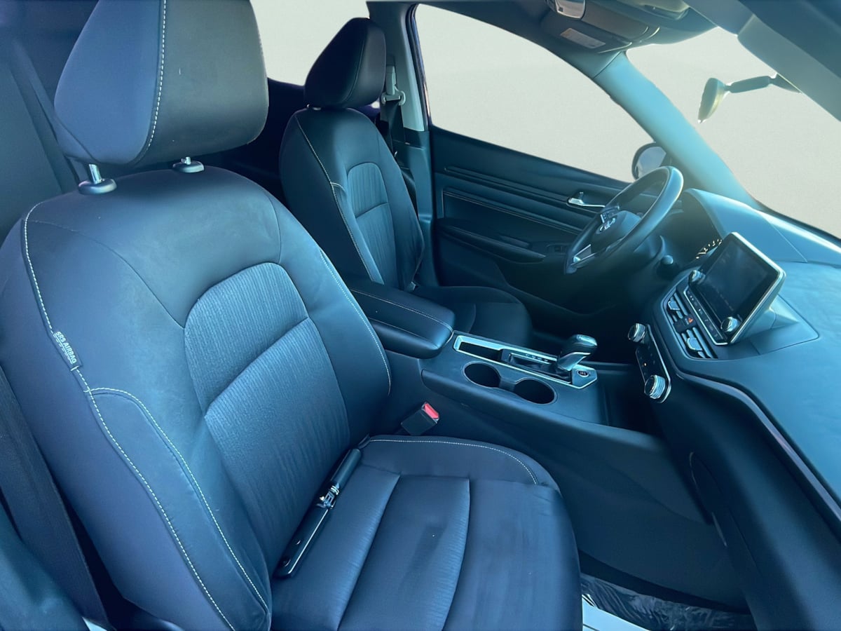 Photo 17 of this Nissan Altima