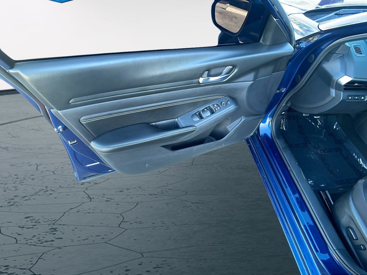 Photo 19 of this Nissan Altima