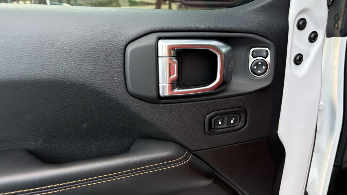 2025 Jeep Wrangler 4-Door Sahara - Photo 25
