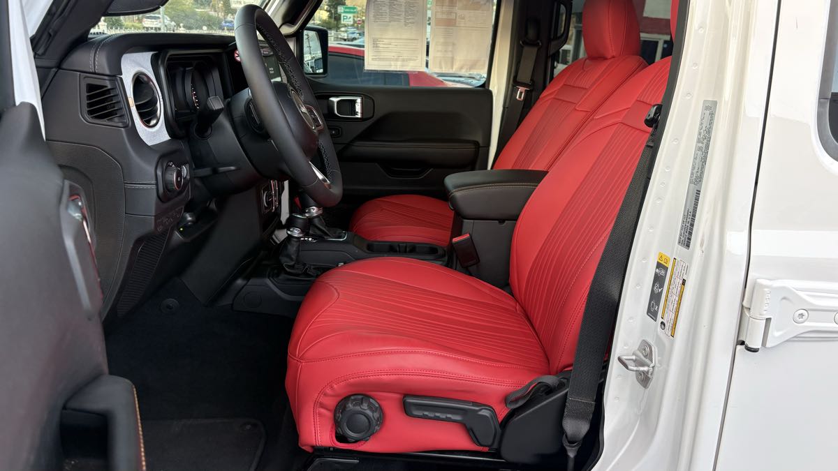2025 Jeep Wrangler 4-Door Sahara - Photo 27