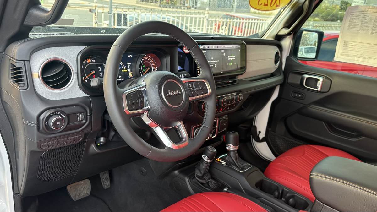 2025 Jeep Wrangler 4-Door Sahara - Photo 29