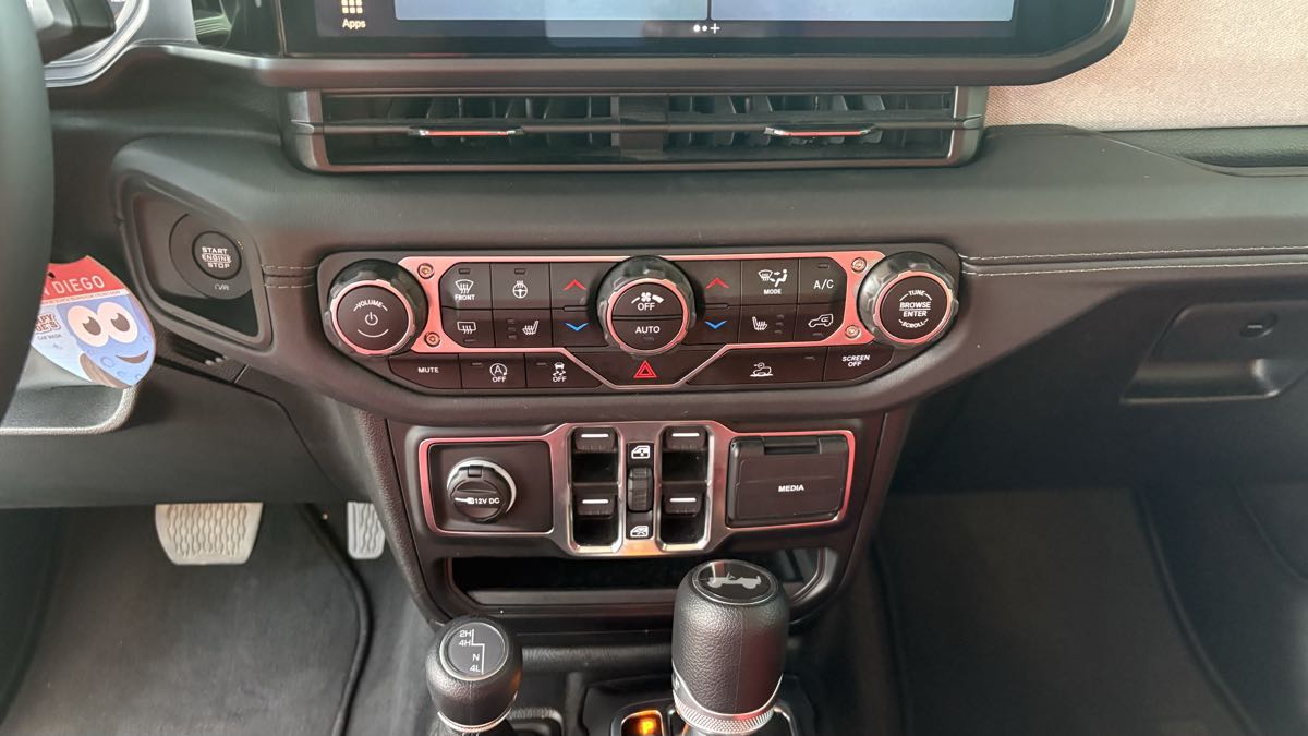 2025 Jeep Wrangler 4-Door Sahara - Photo 40
