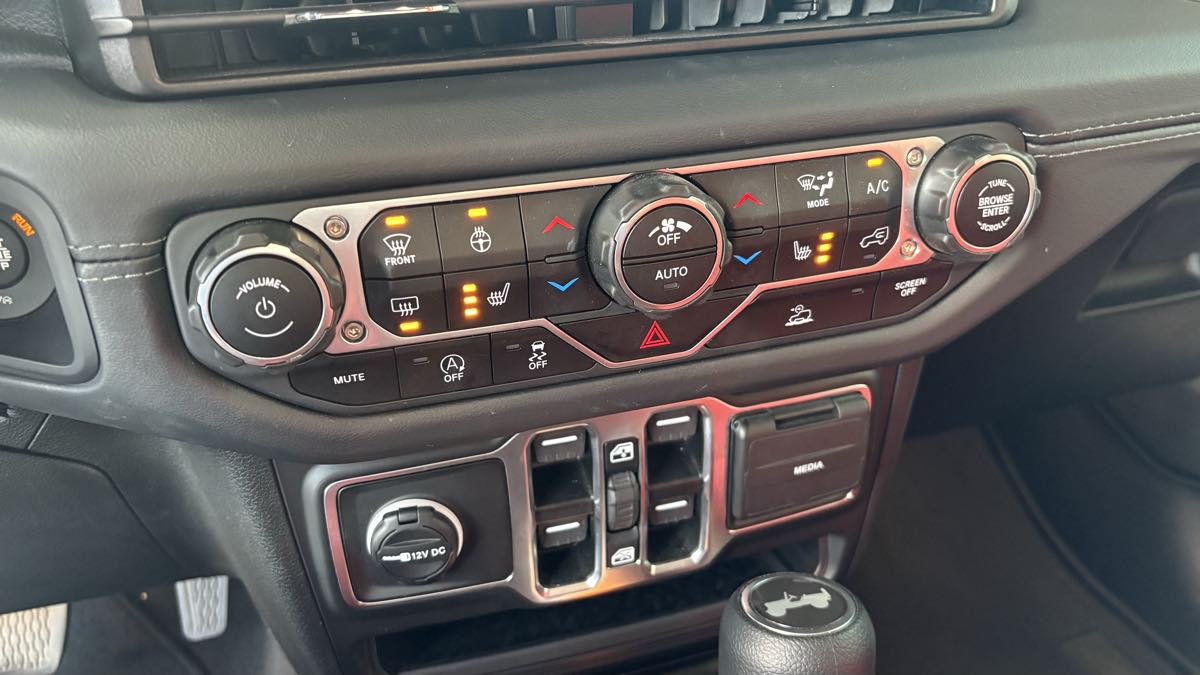 2025 Jeep Wrangler 4-Door Sahara - Photo 52