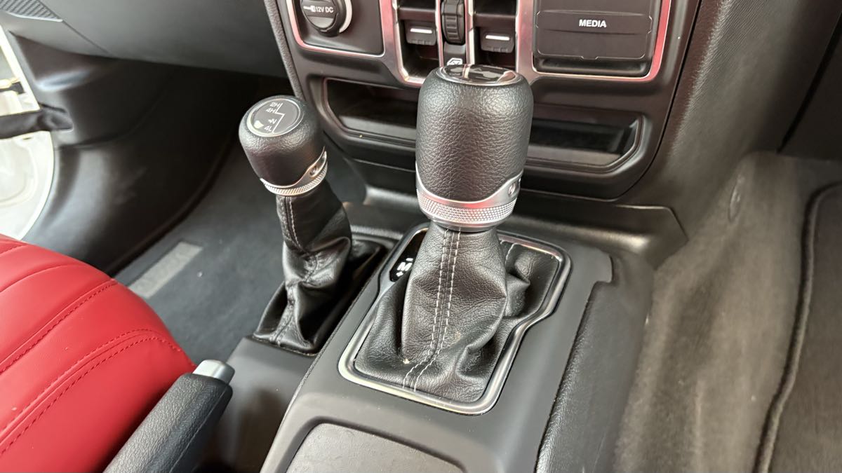 2025 Jeep Wrangler 4-Door Sahara - Photo 96