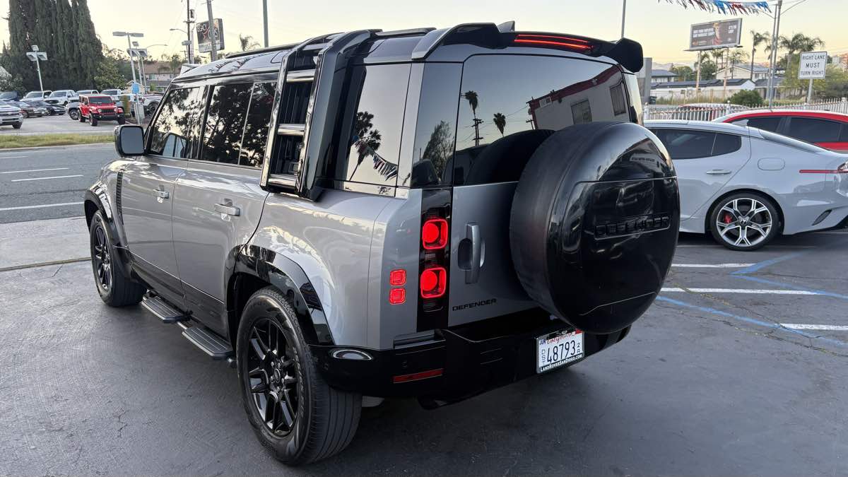 2023 Land Rover Defender S - Photo 2