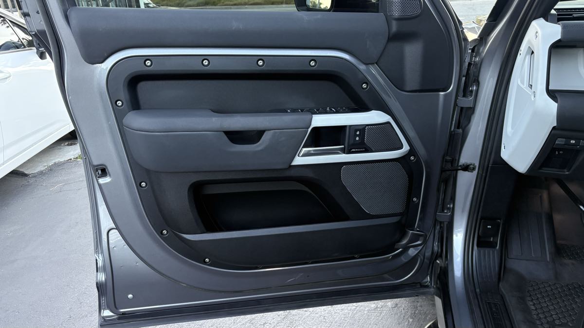 2023 Land Rover Defender S - Photo 17