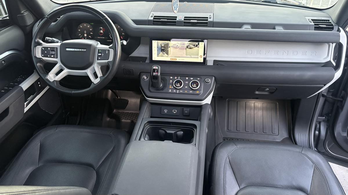2023 Land Rover Defender S - Photo 4