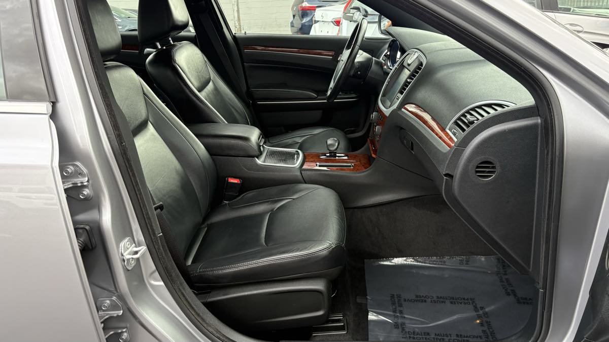 2013 Chrysler 300 Motown - Photo 28