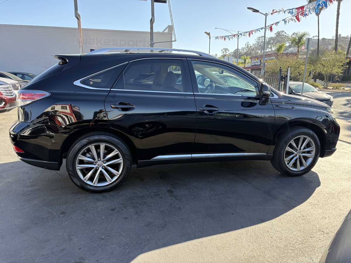 View vehicle photo 4