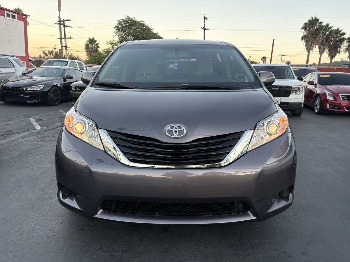 Photo 2 of this Toyota Sienna