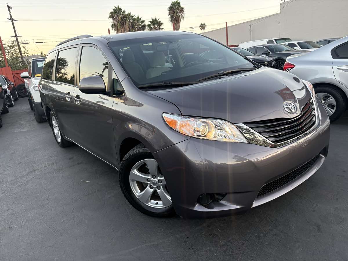 Photo 3 of this Toyota Sienna