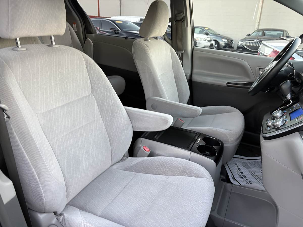 Photo 25 of this Toyota Sienna