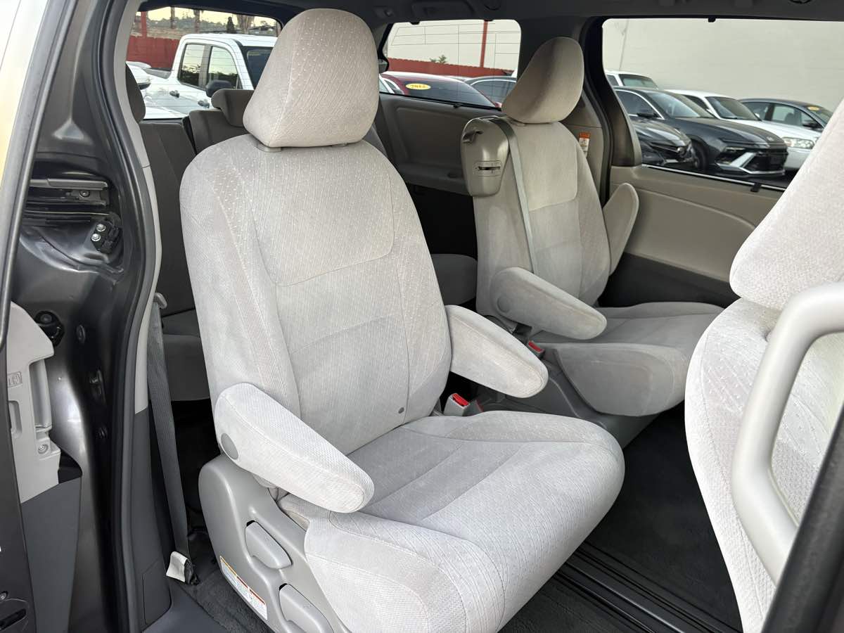 Photo 31 of this Toyota Sienna