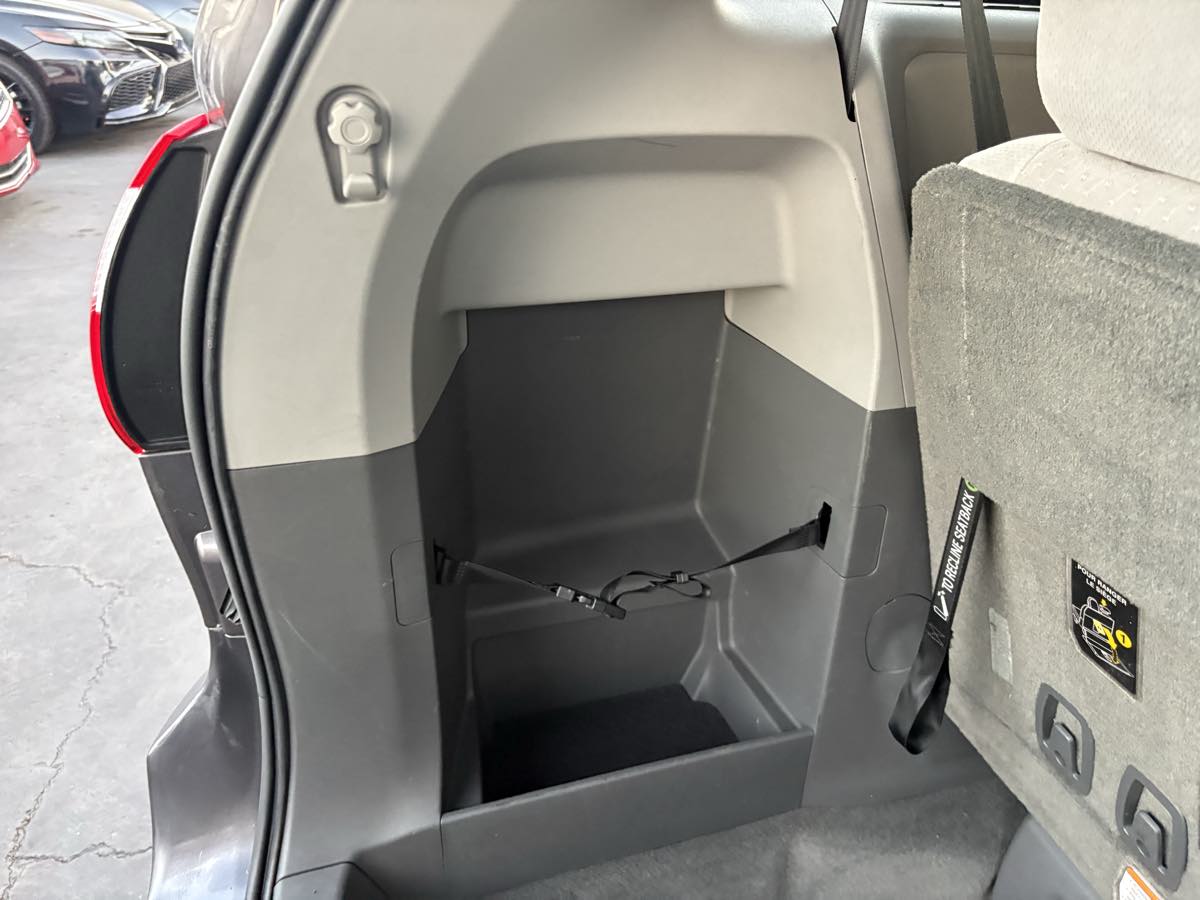 Photo 51 of this Toyota Sienna
