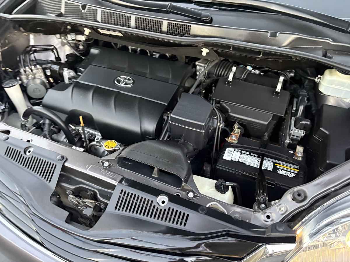 Photo 67 of this Toyota Sienna