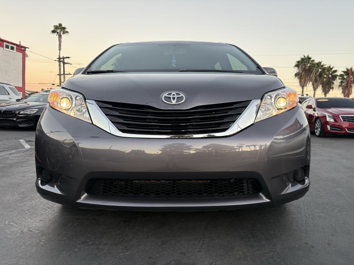 Photo 77 of this Toyota Sienna