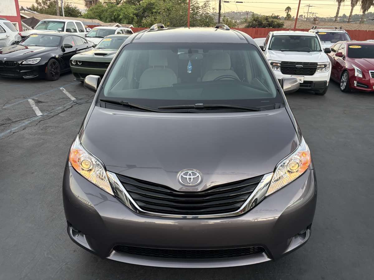 Photo 78 of this Toyota Sienna