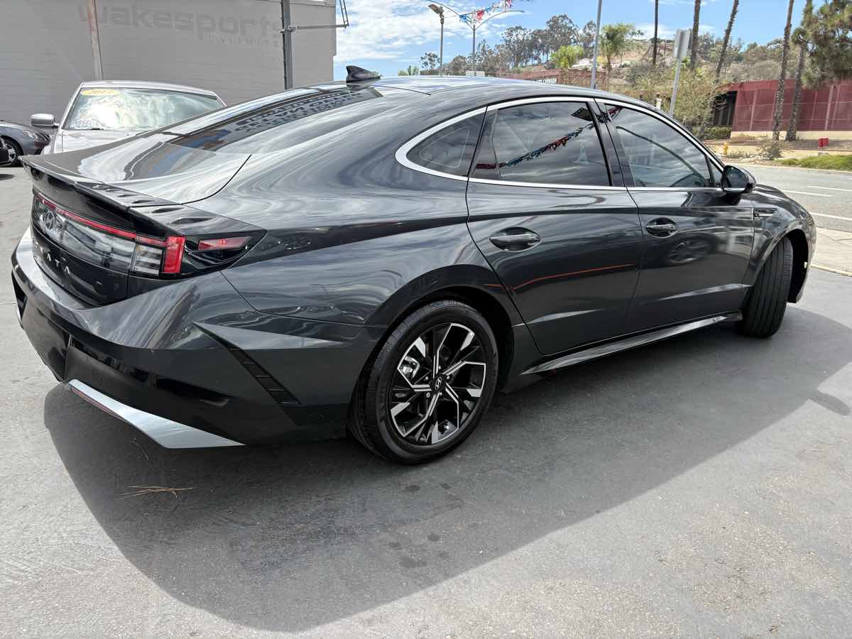 Photo 5 of this Hyundai Sonata