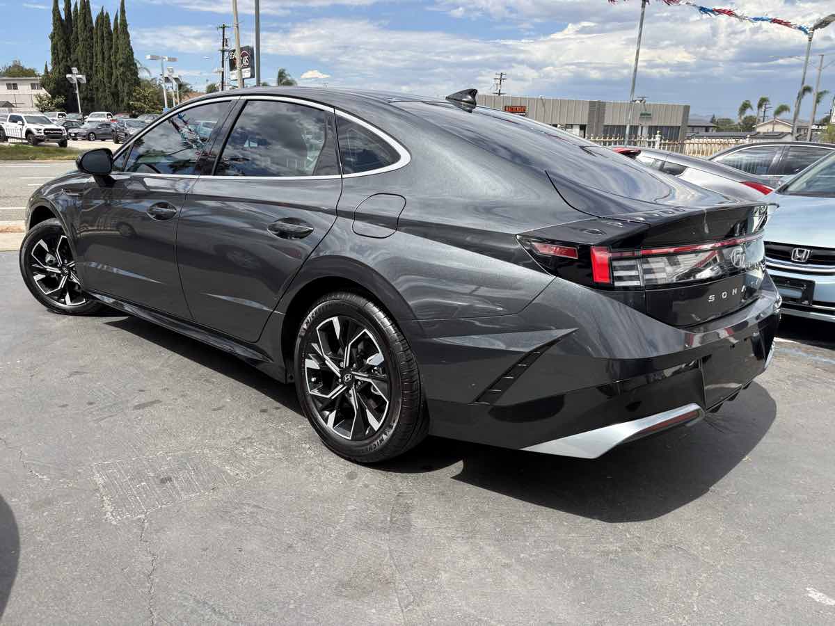 Photo 8 of this Hyundai Sonata