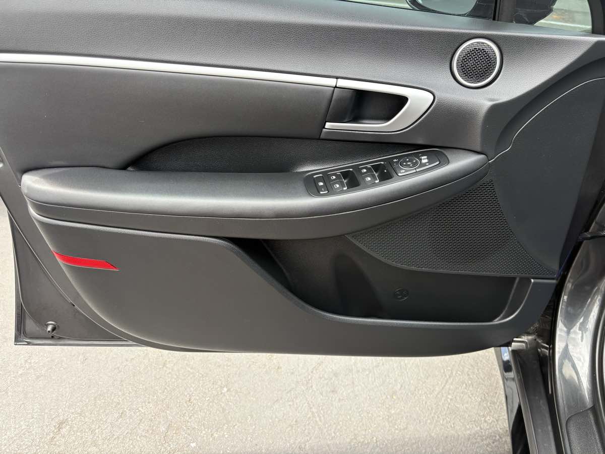 Photo 13 of this Hyundai Sonata