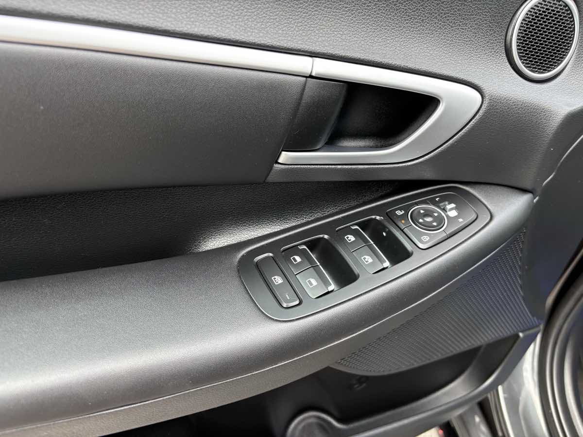 Photo 14 of this Hyundai Sonata