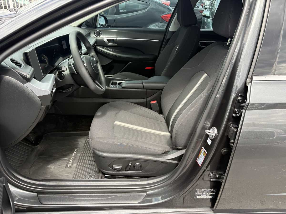 Photo 15 of this Hyundai Sonata