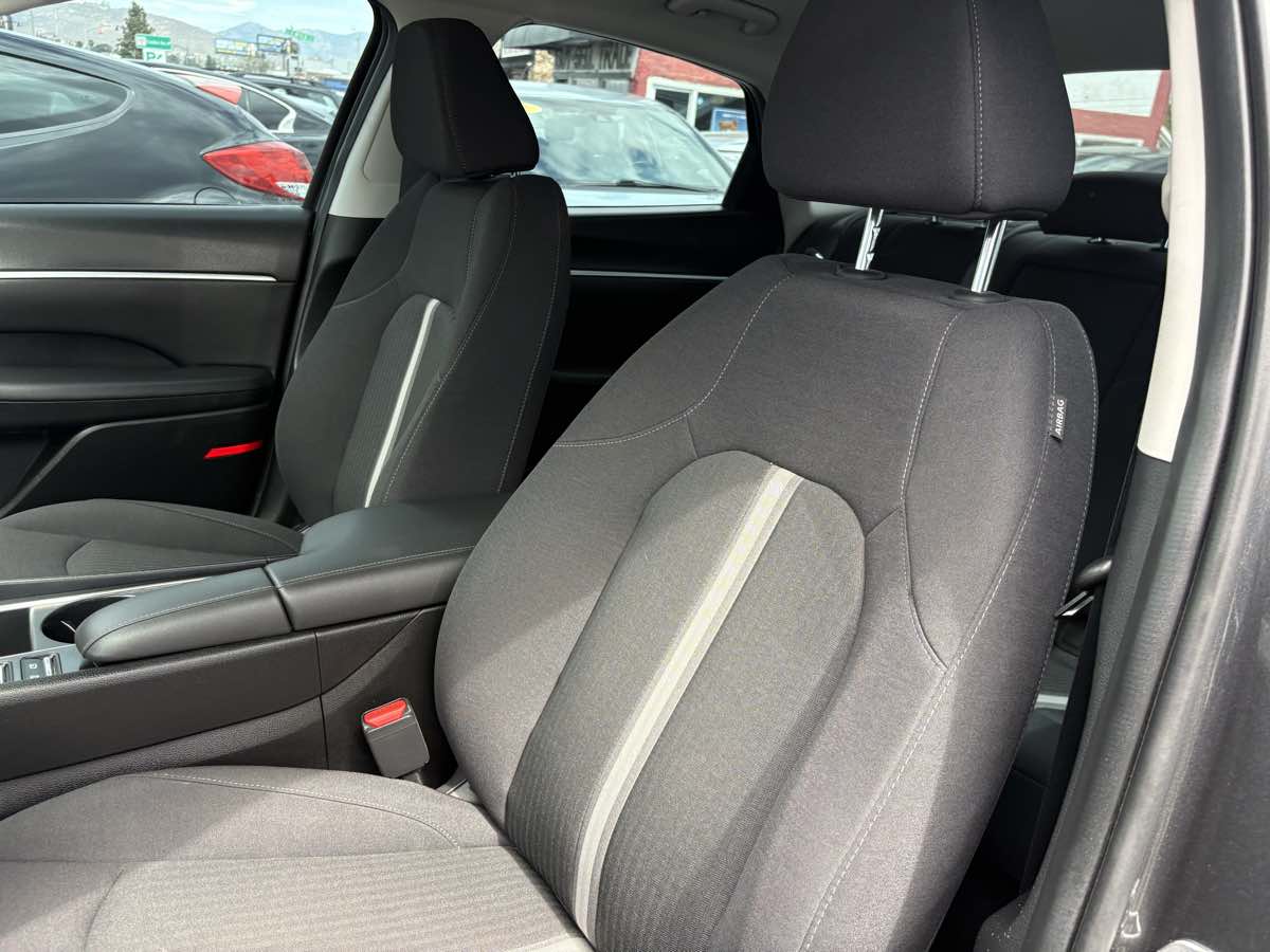 Photo 16 of this Hyundai Sonata