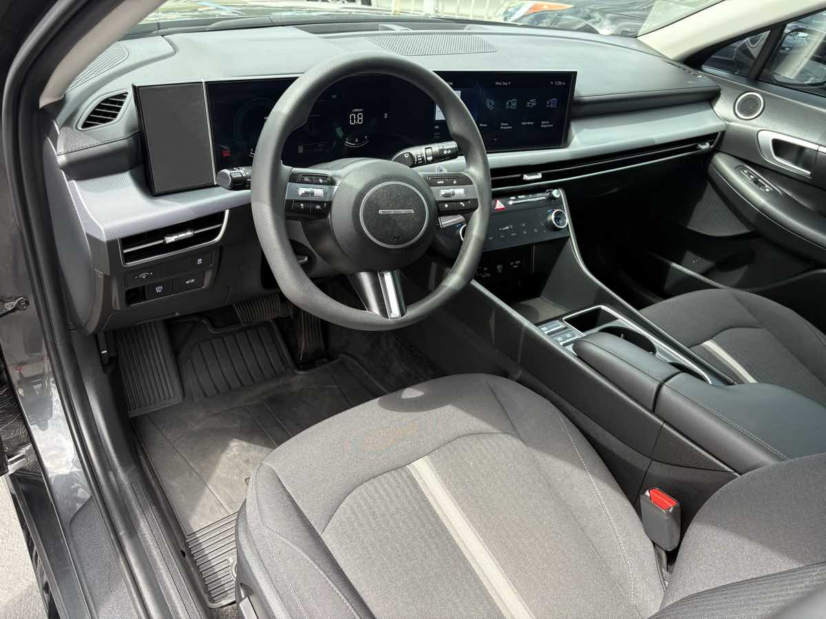 Photo 17 of this Hyundai Sonata
