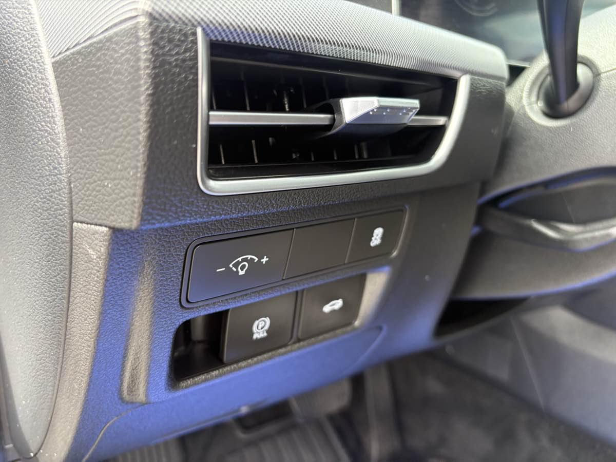 Photo 18 of this Hyundai Sonata
