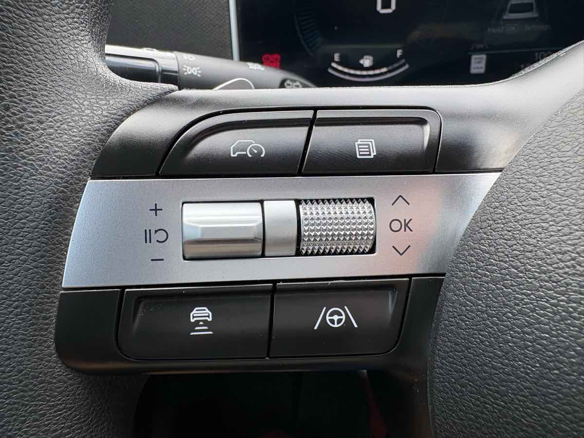 Photo 23 of this Hyundai Sonata