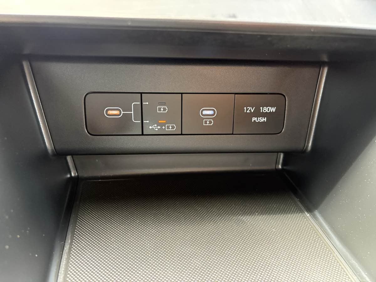 Photo 32 of this Hyundai Sonata