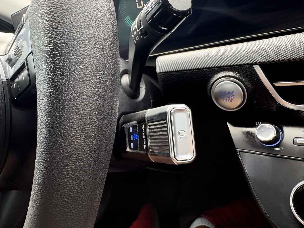 Photo 33 of this Hyundai Sonata