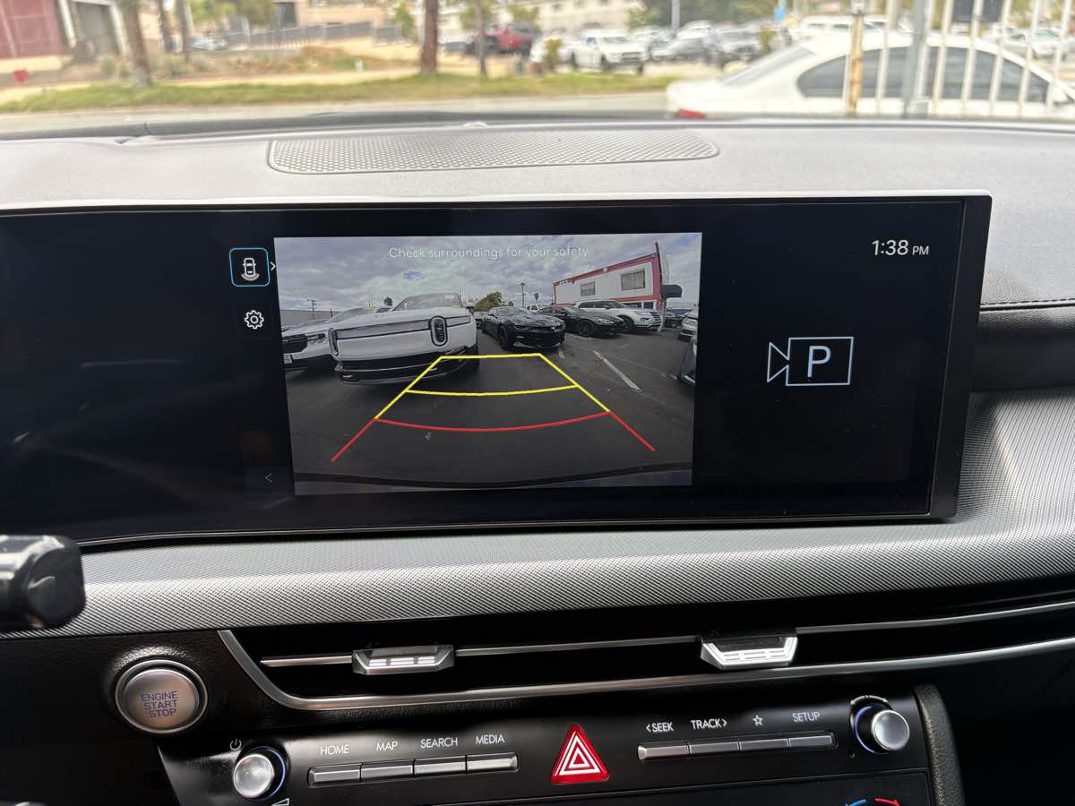 Photo 38 of this Hyundai Sonata