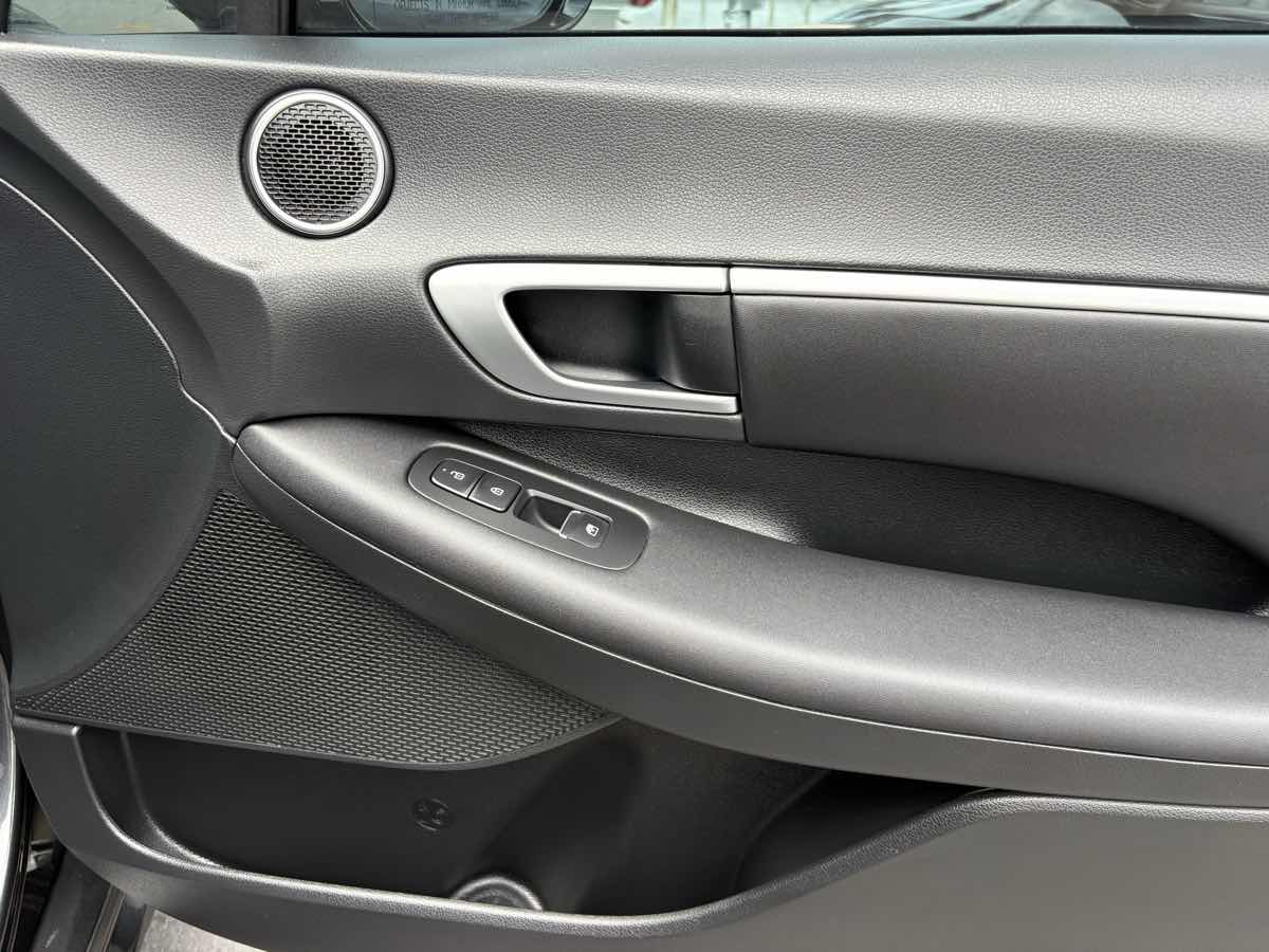 Photo 46 of this Hyundai Sonata