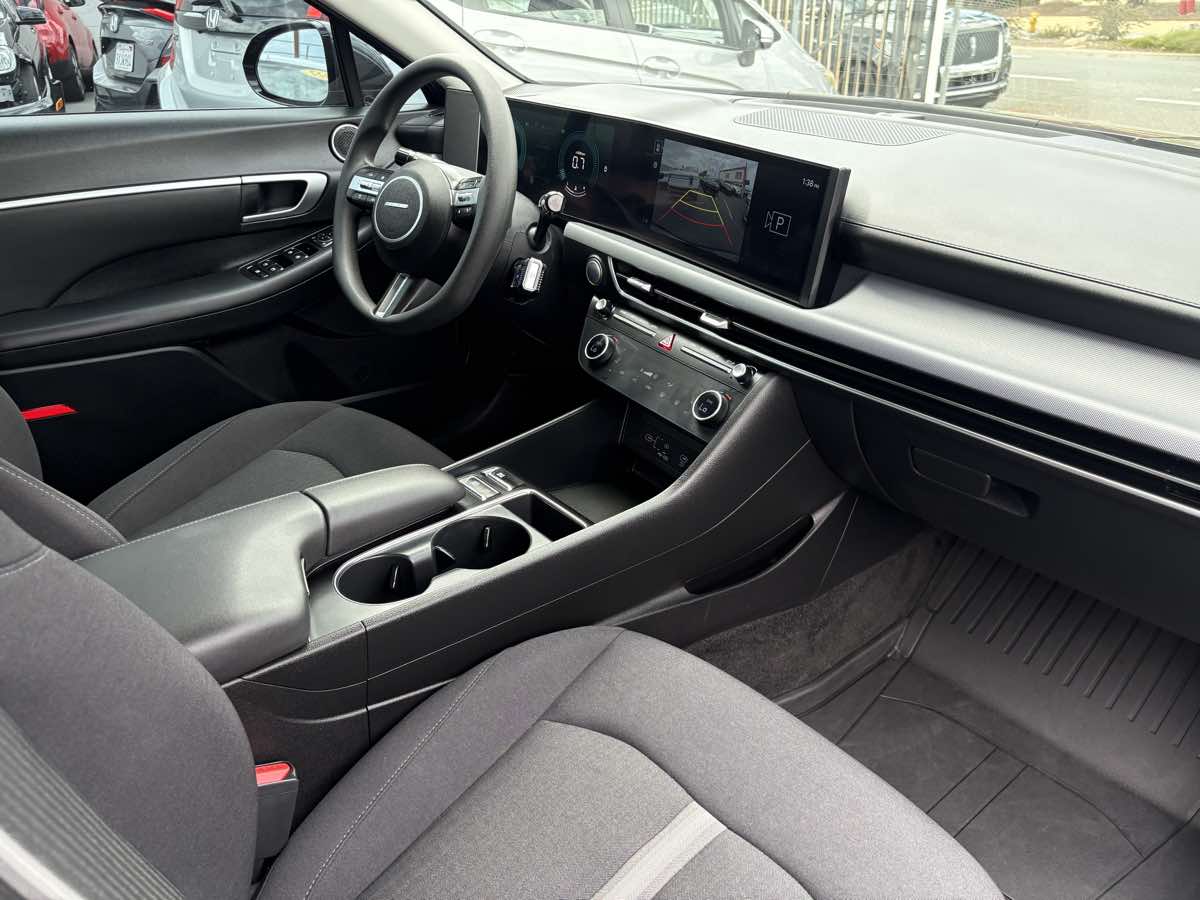 Photo 49 of this Hyundai Sonata