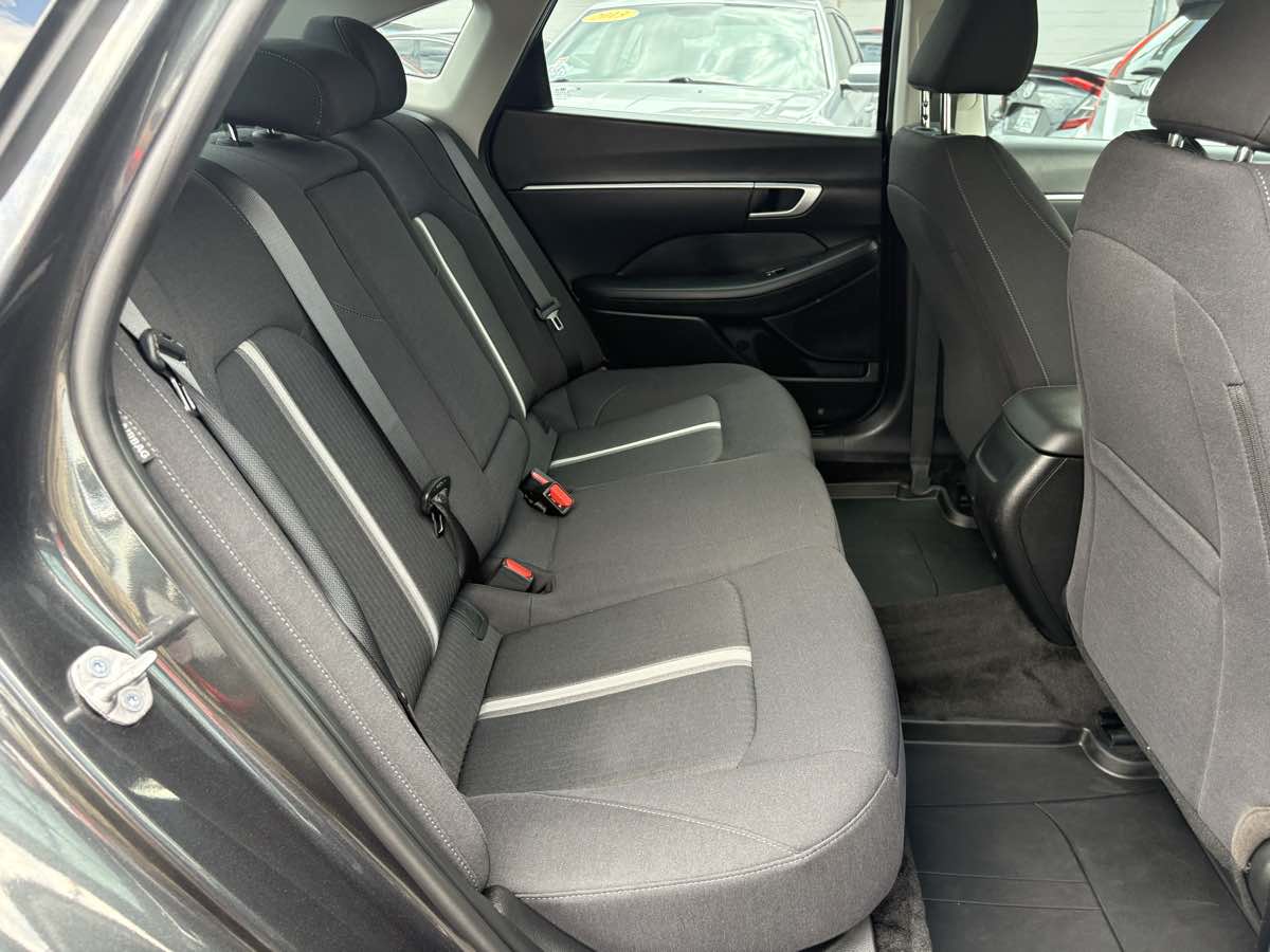 Photo 60 of this Hyundai Sonata