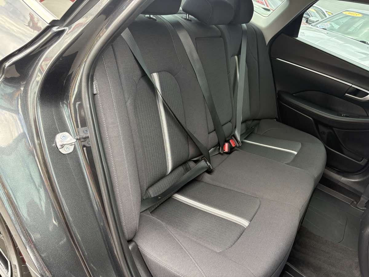 Photo 61 of this Hyundai Sonata