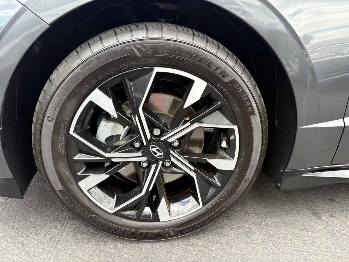Photo 71 of this Hyundai Sonata