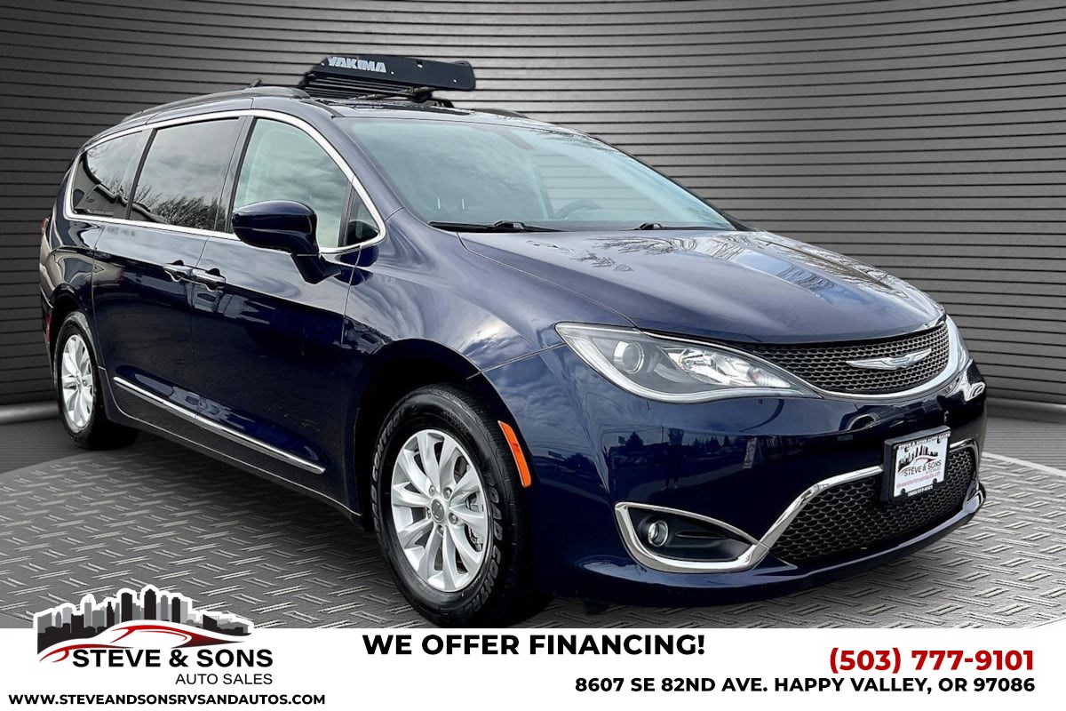 2017 Chrysler Pacifica Touring-L's photo