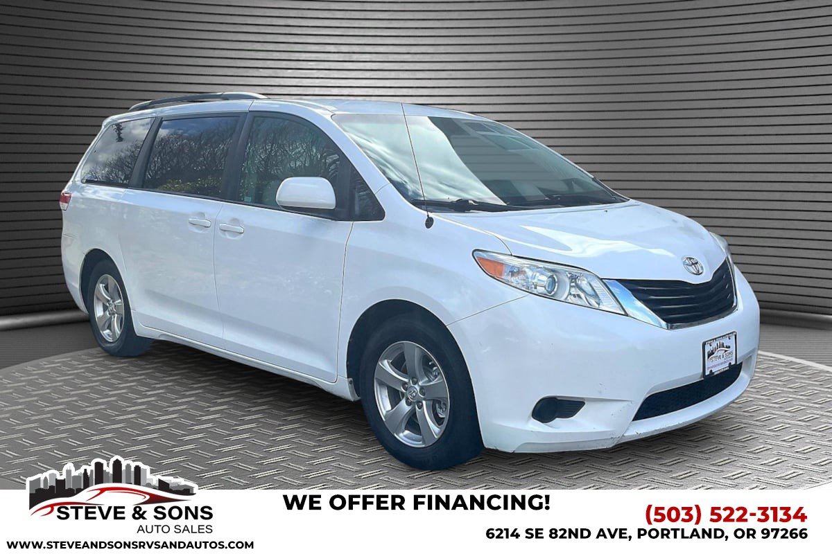 2013 Toyota Sienna LE V6 7-Passenger Mobility's photo