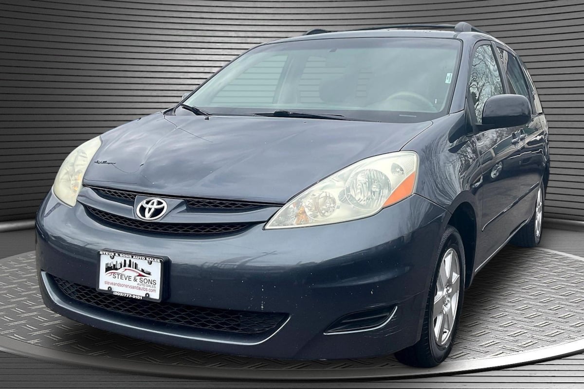 View vehicle photo 3