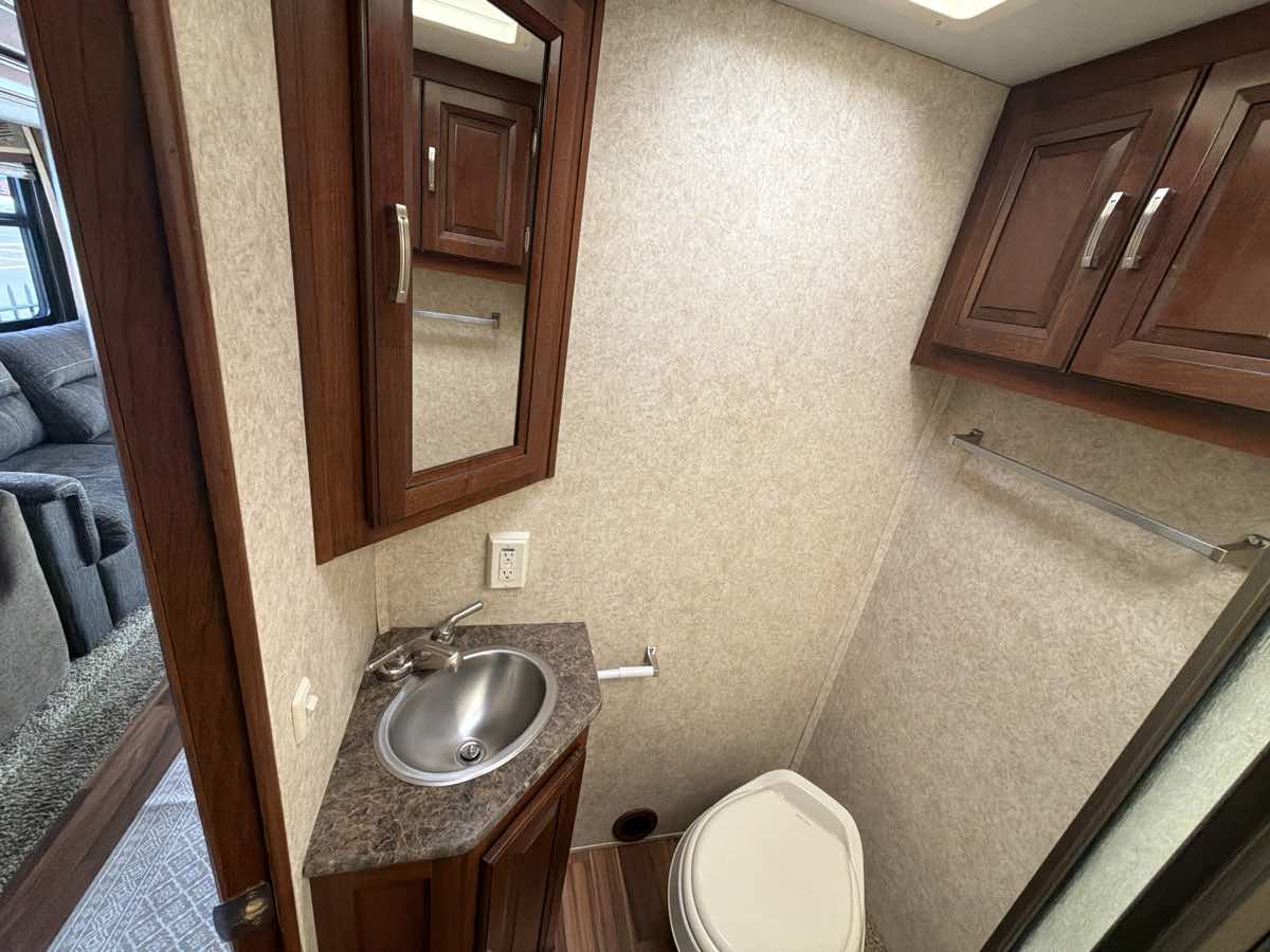 Ford Super Duty F-53 Motorhome photo 27