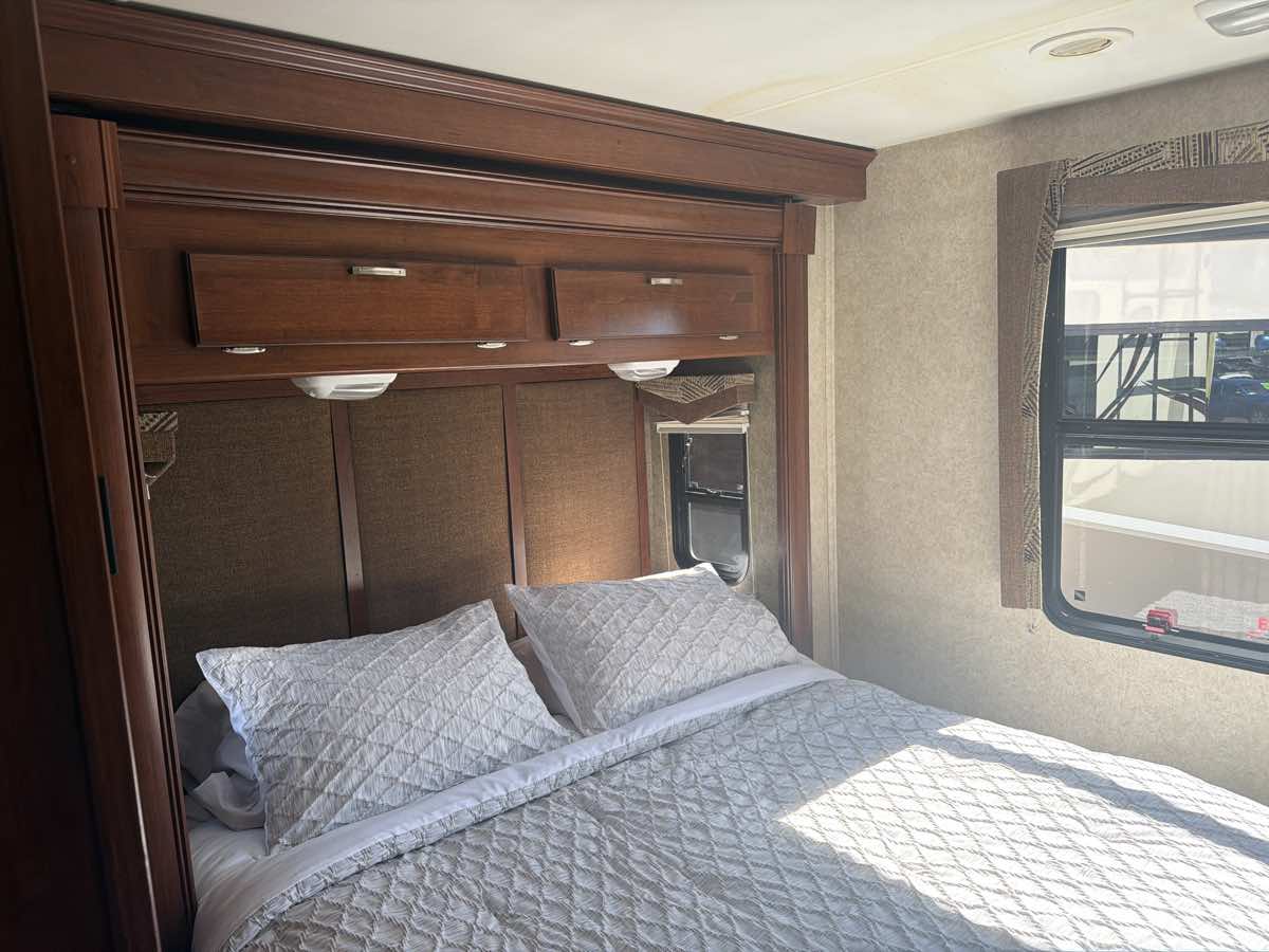 Ford Super Duty F-53 Motorhome photo 28
