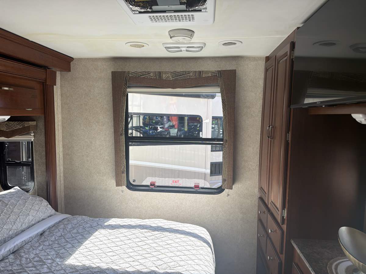 Ford Super Duty F-53 Motorhome photo 29